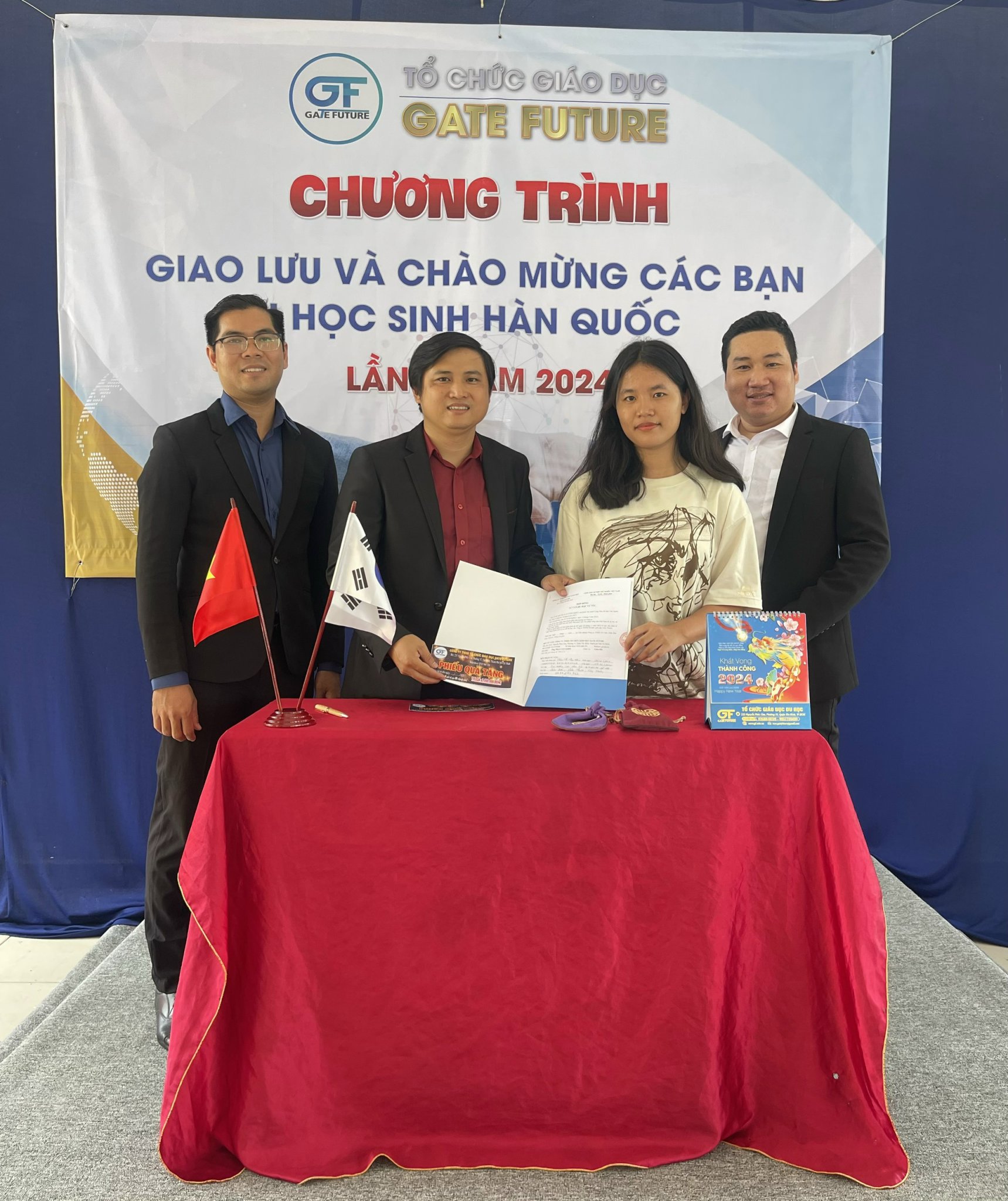 Giao luu 02 Du học sinh nhận quà và chứng nhận tại chương trình giao lưu du học Hàn Quốc của Gate Future