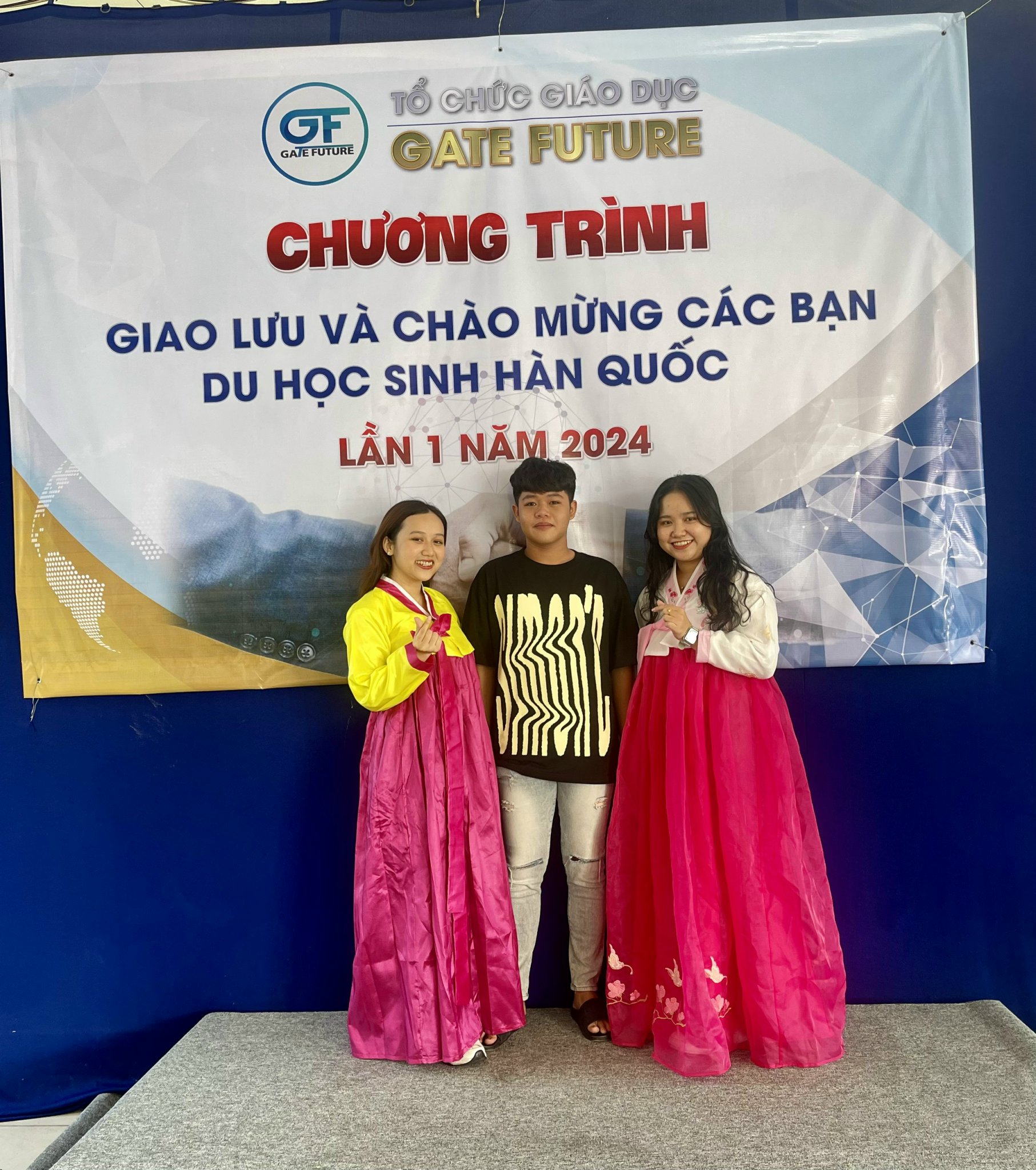 Giao luu 22 Du học sinh Việt Nam mặc hanbok tại chương trình du học Hàn Quốc của Gate Future