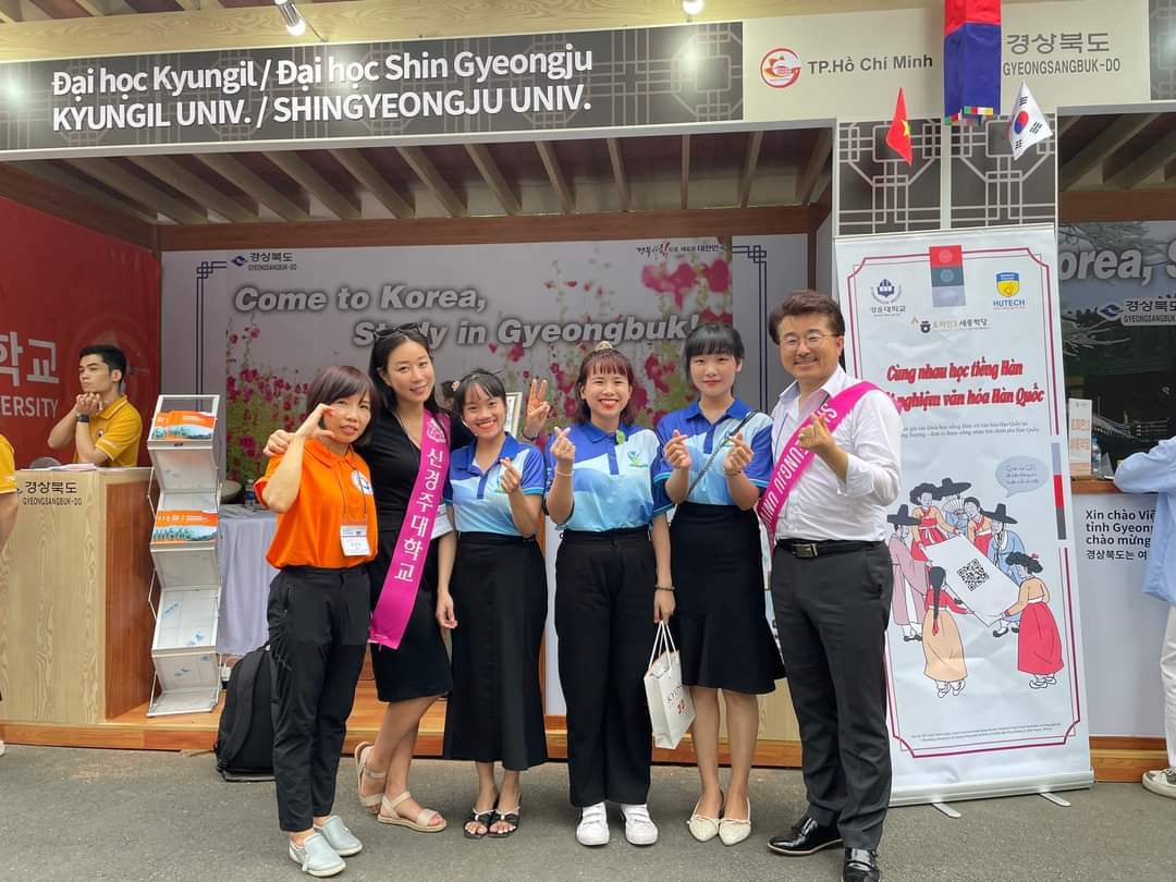 Gyeongsangbuk do 04 Học sinh tìm hiểu ngành học và chương trình du học Hàn Quốc tại Gate Future