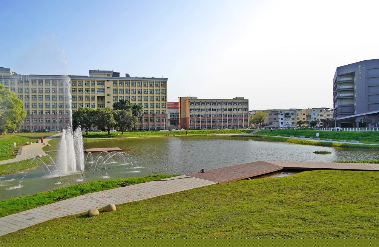 Khuôn viên xanh tại Đại Học Cần Ích (NCUT)