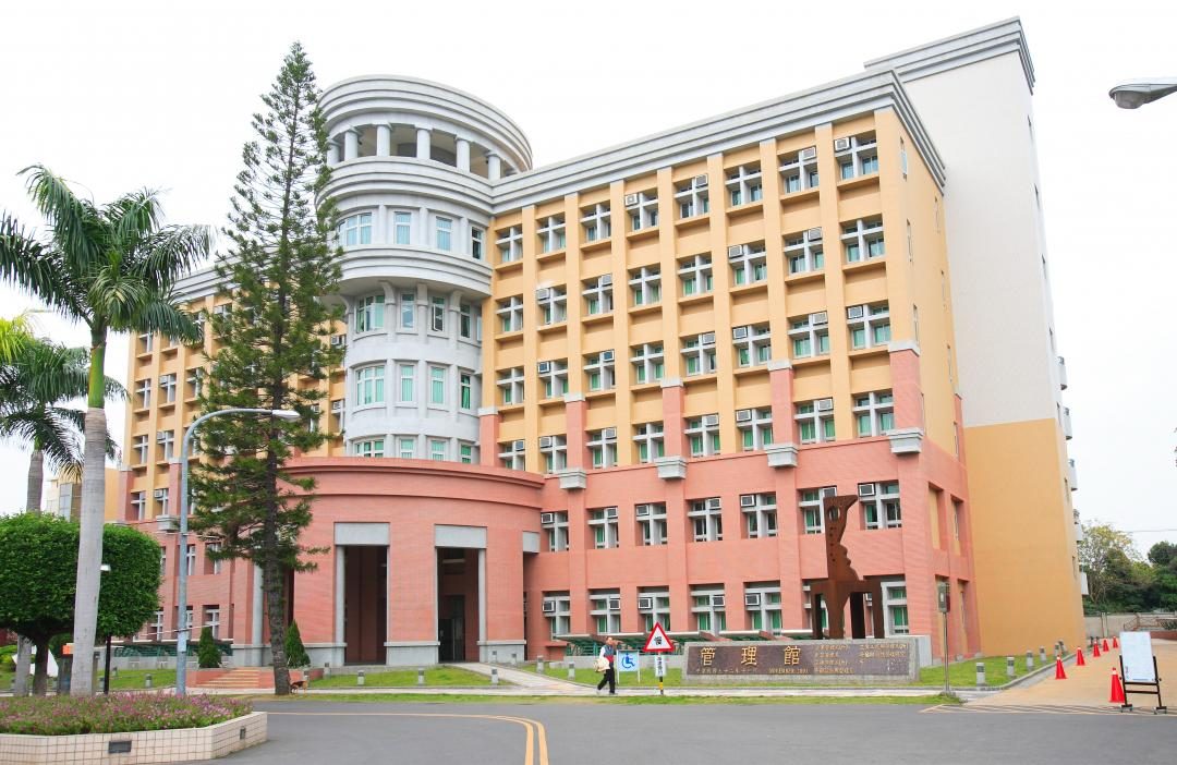 Một góc khuôn viên Đại Học Cần Ích (NCUT)