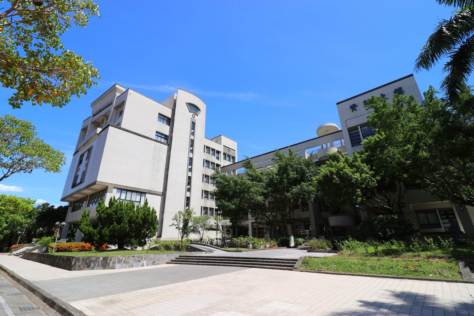 Khuôn viên xanh tại Đại học Quốc lập Chính Trị (National Chengchi University, NCCU) – Du học Đài Loan
