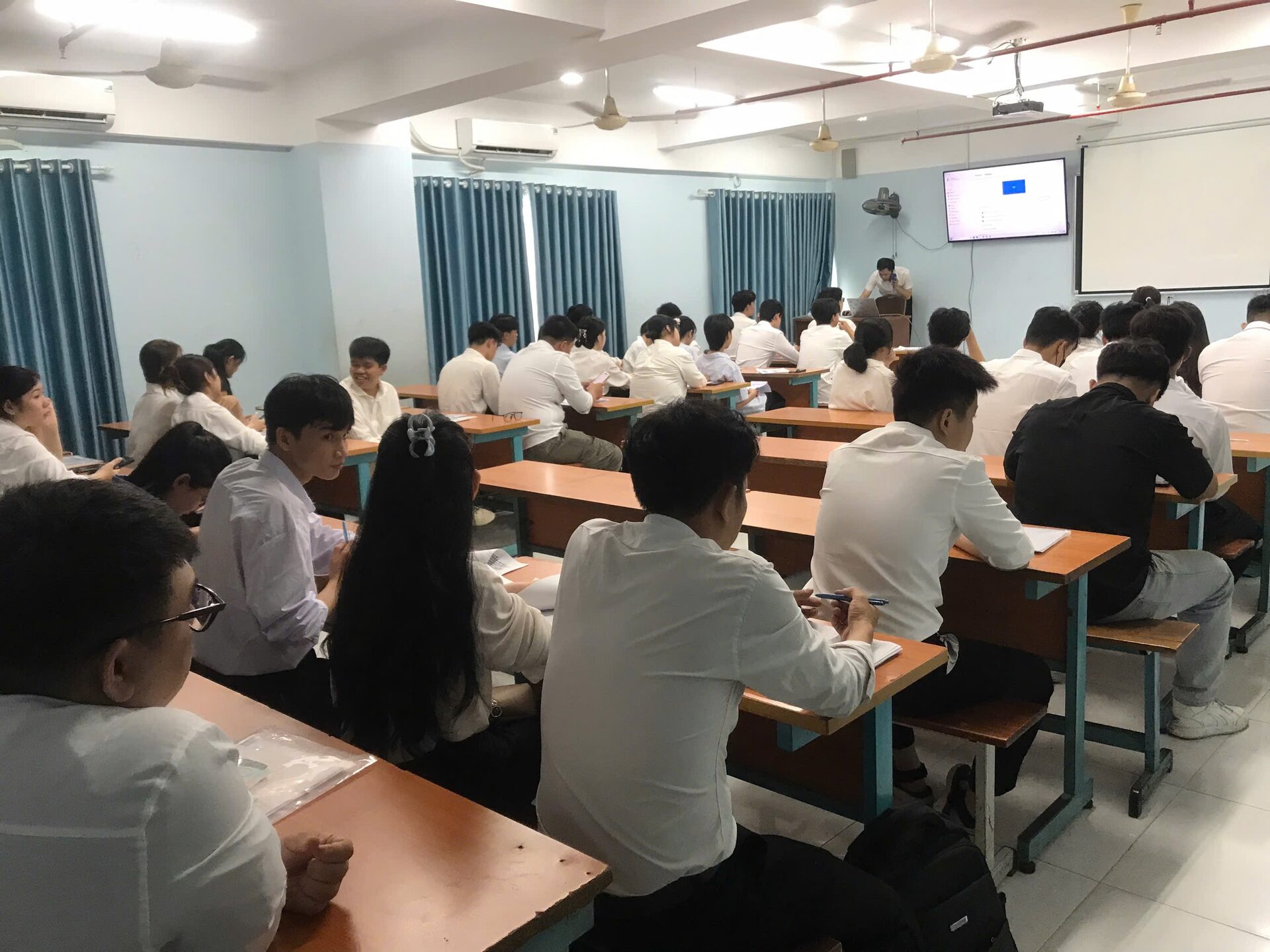 gf lam them han quoc 02 Lớp học định hướng du học sinh Gate Future trước khi sang Hàn Quốc