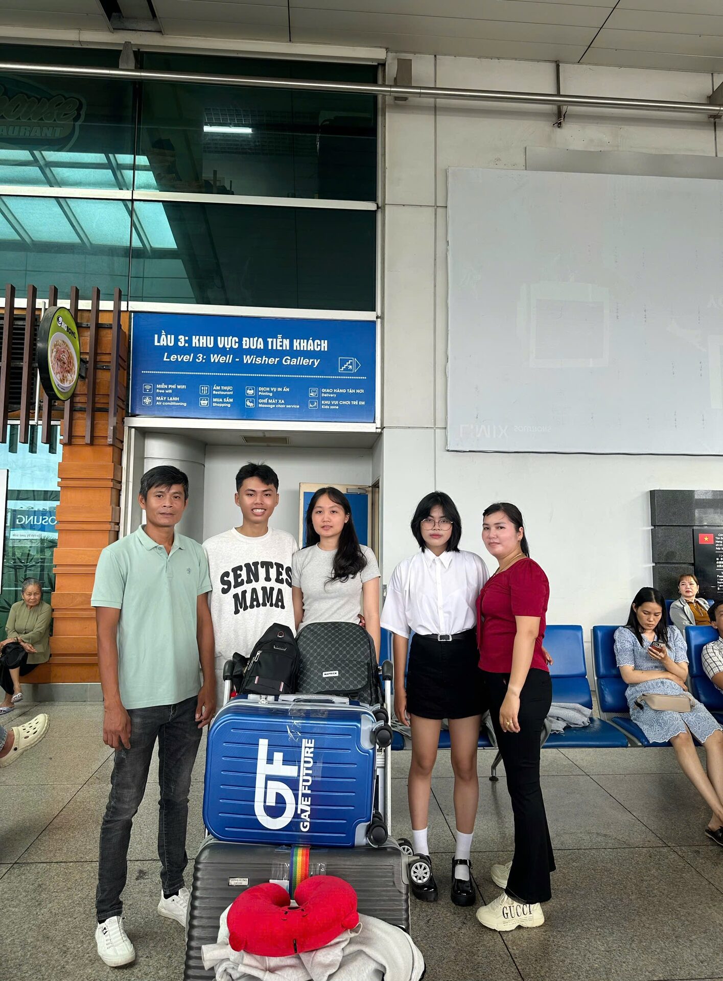 gf san hoc bong 02 Học viên Gate Future cùng gia đình tại sân bay đi du học Hàn Quốc