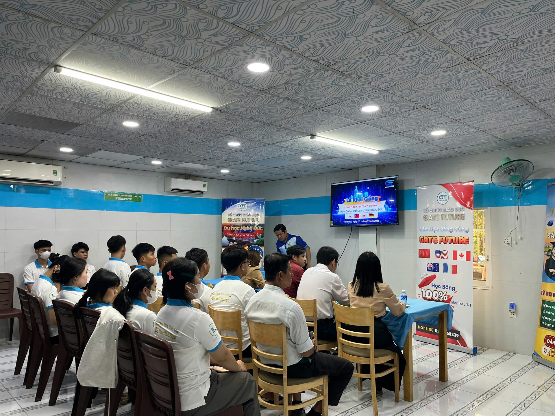 khai giang tieng han quoc 21 Gate Future tư vấn du học cấp 3 Hàn Quốc cho học sinh và phụ huynh