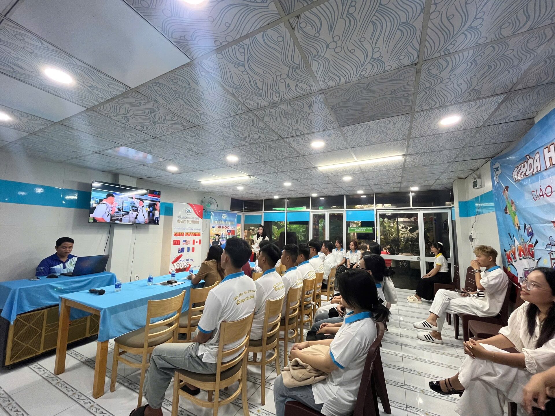 khai giang tieng han quoc 58 Du học sinh Gate Future tìm hiểu quy định số giờ làm thêm tại Hàn Quốc