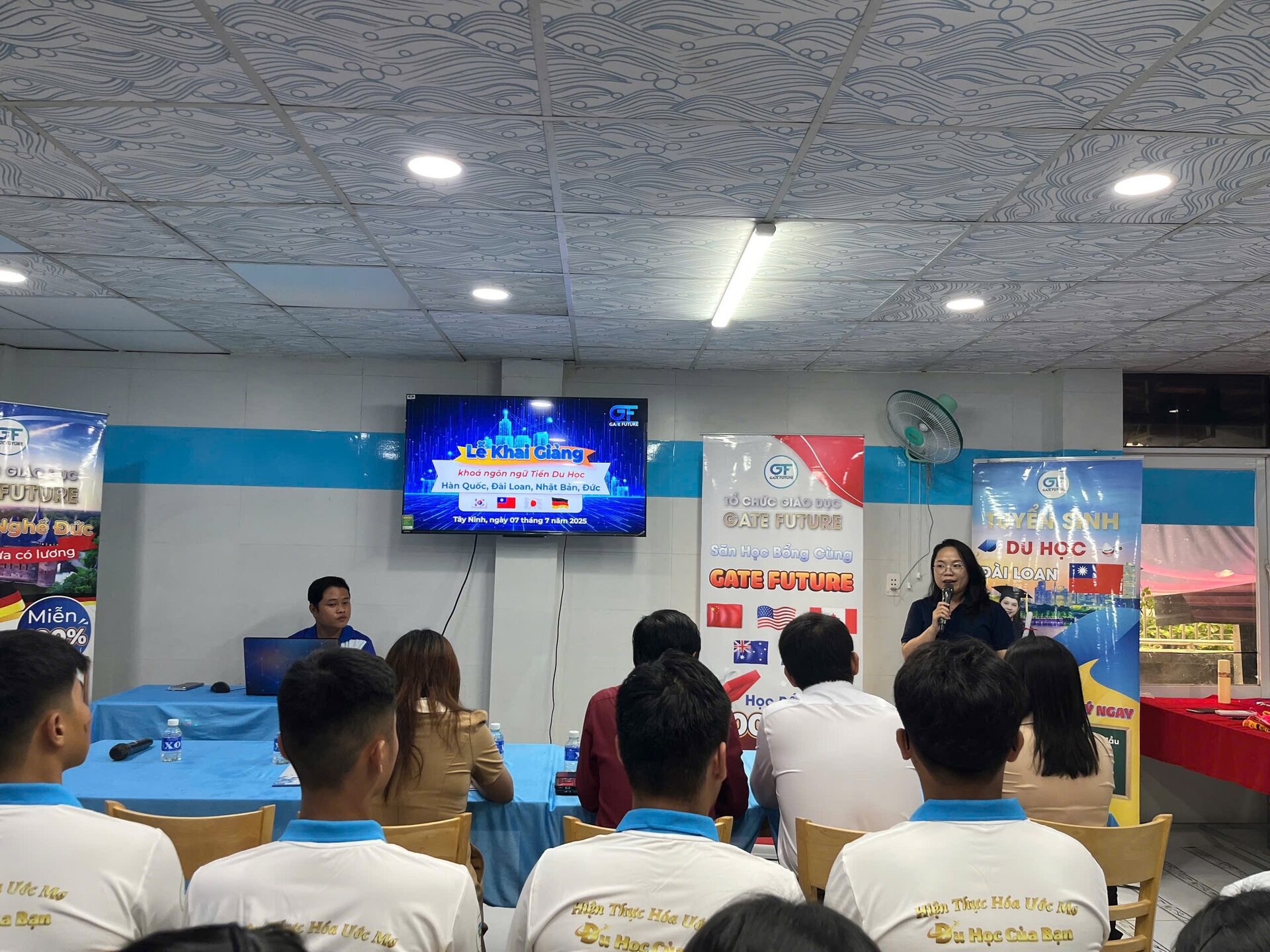 khai giang tieng han quoc 59 Gate Future hướng dẫn du học sinh chuẩn bị giấy tờ đăng ký làm thêm tại Hàn Quốc