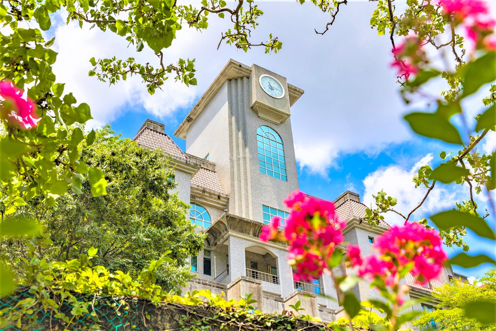 Khuôn viên xanh tại Trường Đại học Khoa học và Công nghệ Triều Dương hàng đầu