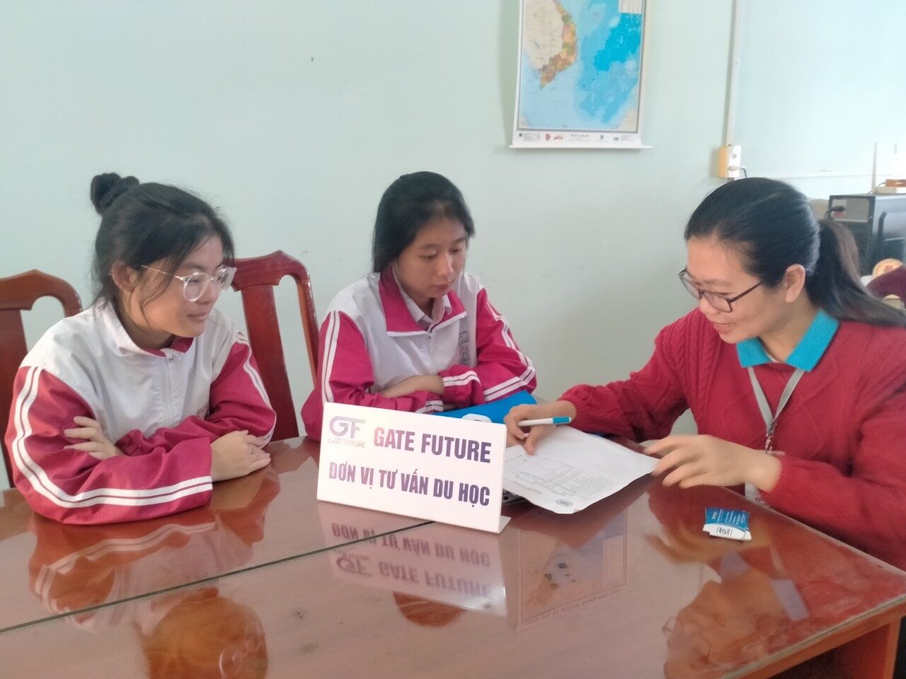 Học viên hoàn tất hồ sơ chương trình INTENSE du học Đài Loan cùng Gate Future