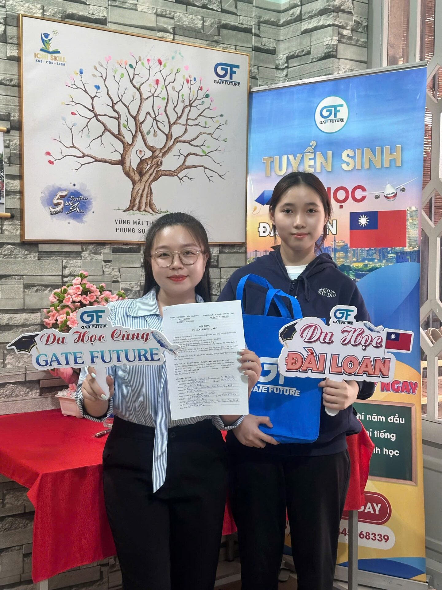 tu van 1 1 ky hop dong 03 Gate Future tư vấn chọn ngành kinh tế và hoàn thiện hồ sơ du học Đài Loan