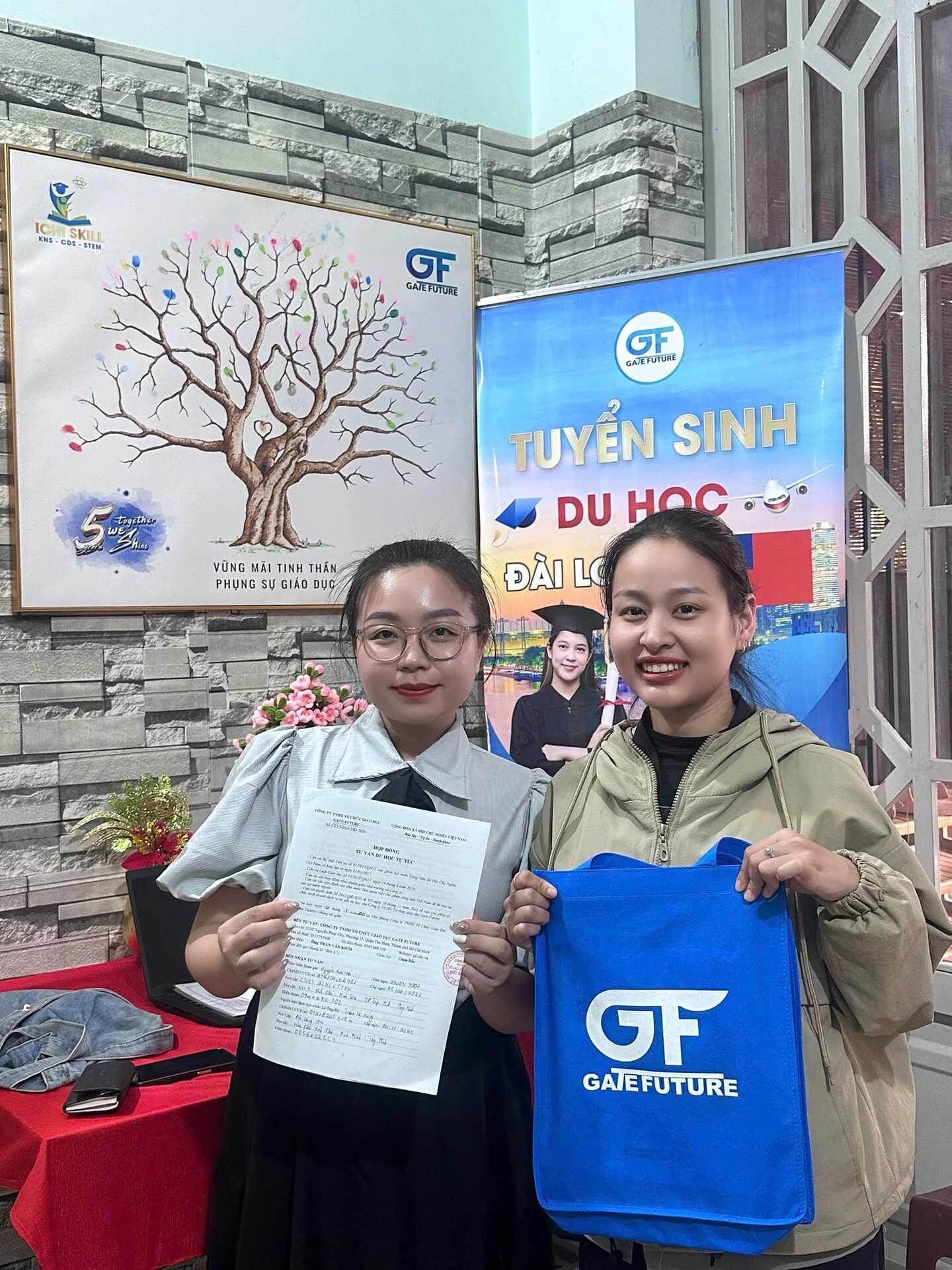 tu van 1 1 ky hop dong 13 Gate Future đồng hành chọn ngành và hoàn thiện hồ sơ du học Đài Loan