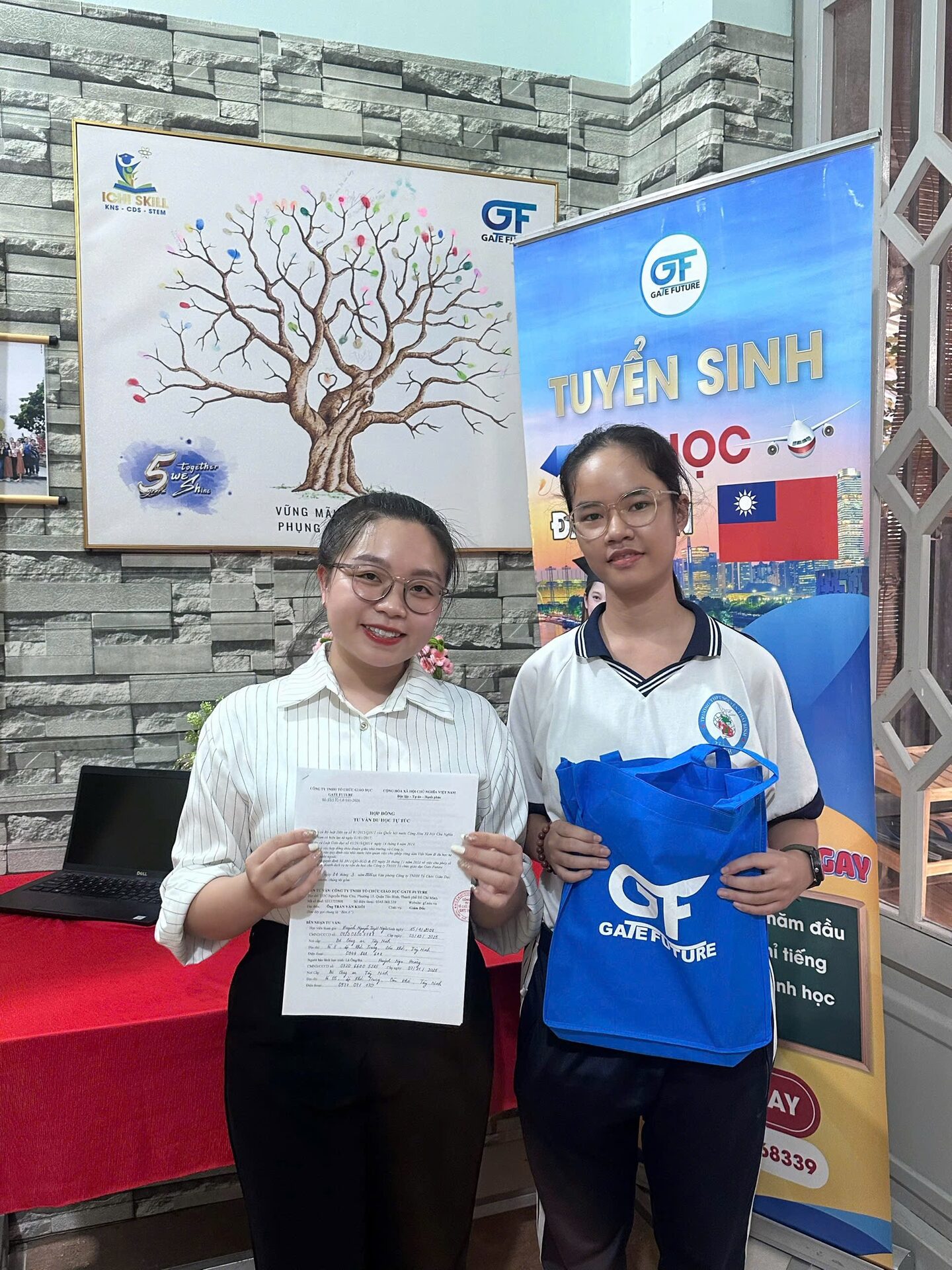 tu van 1 1 ky hop dong 14 Gate Future hỗ trợ học viên chuẩn bị, dịch thuật và hợp pháp hóa giấy tờ du học