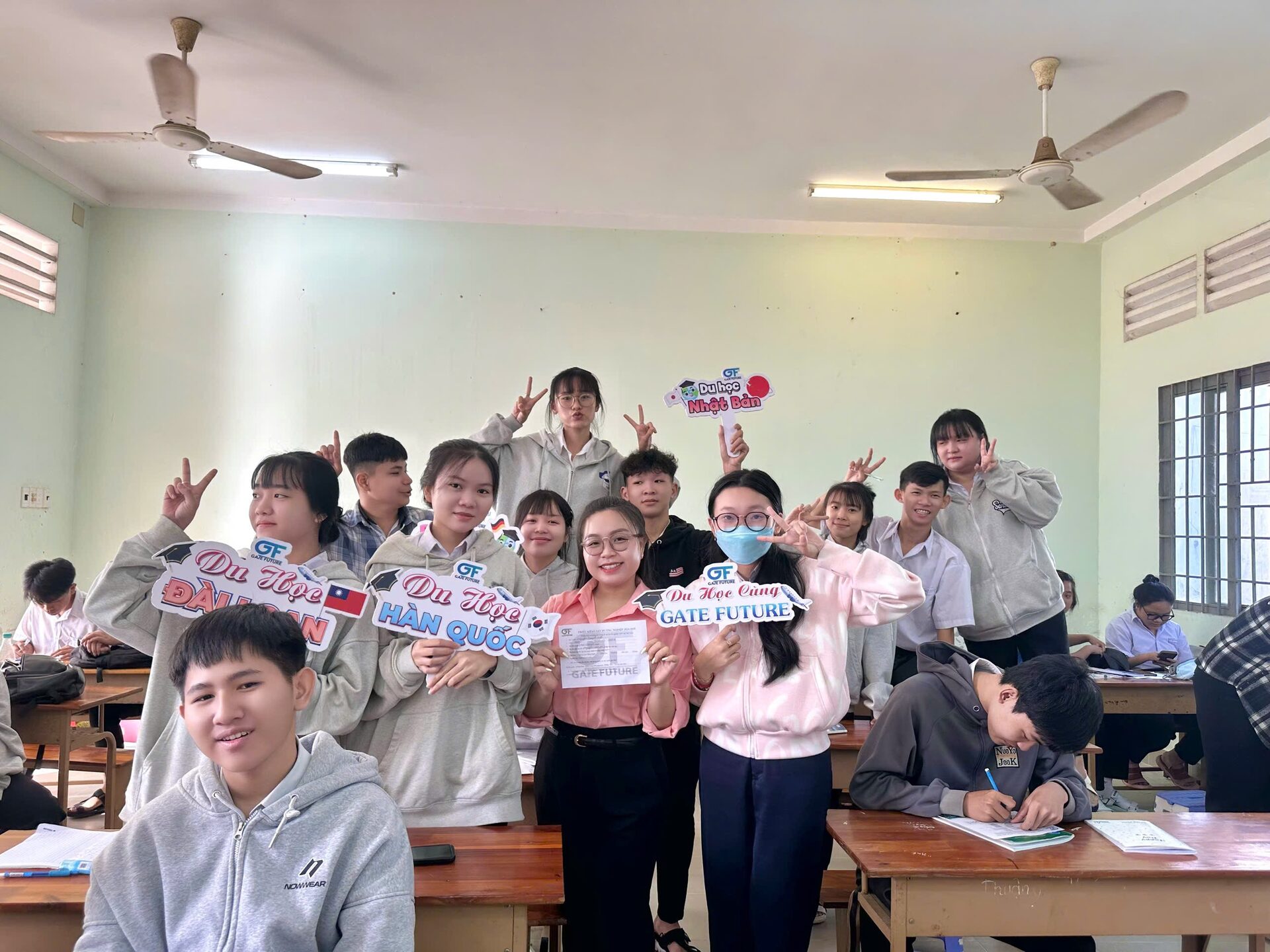 tu van tuyen sinh truong thpt 55 Học sinh hào hứng tìm hiểu du học ngành Thiết kế tại Đài Loan cùng Gate Future