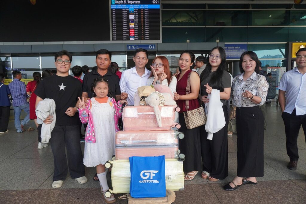 Gia đình và bạn bè tiễn Thanh Ngọc tại sân bay Tân Sơn Nhất