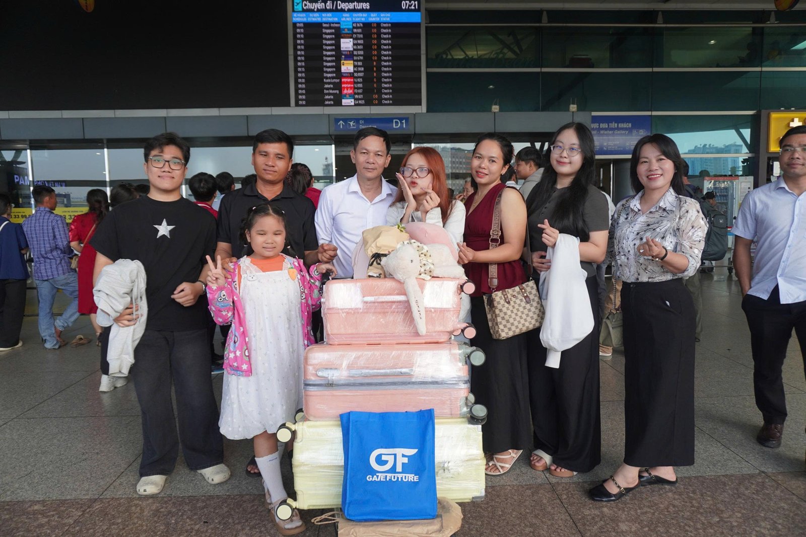 Gia đình và bạn bè tiễn Thanh Ngọc tại sân bay Tân Sơn Nhất