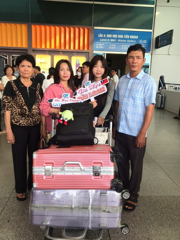 Hồ Thị Ái Nhi cùng gia đình trước giờ bay sang Đại học Quốc lập Kỵ Nam