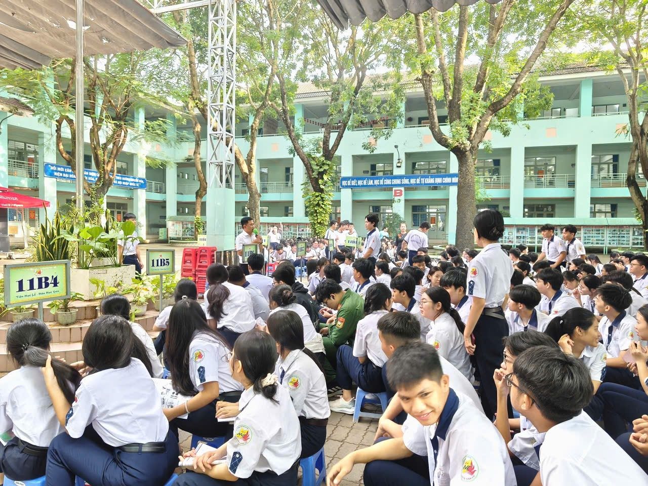 Học sinh Trường THPT Nguyễn Văn Cừ theo dõi buổi hướng nghiệp của Gate Future