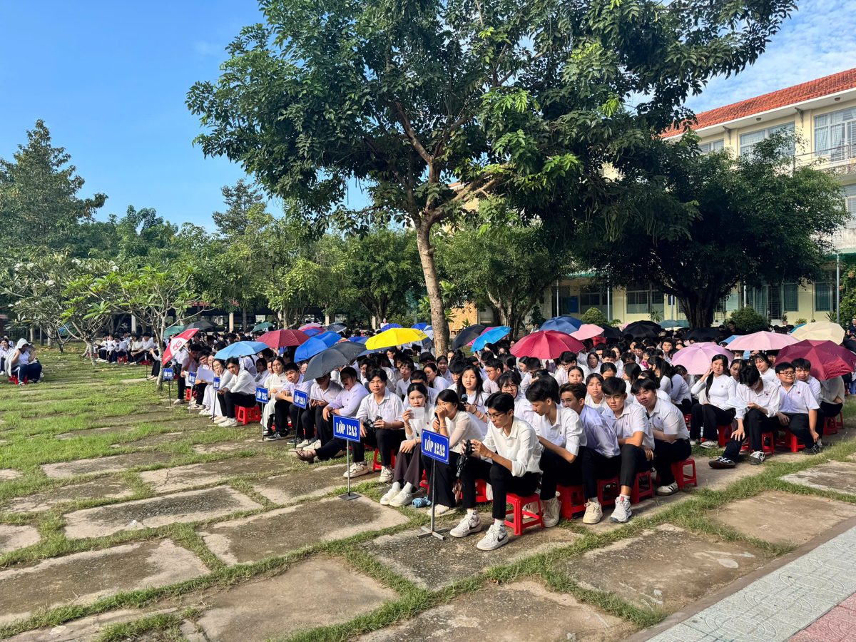 Học sinh Trường THPT Thủ Thừa (Tây Ninh) tham gia buổi định hướng nghề nghiệp