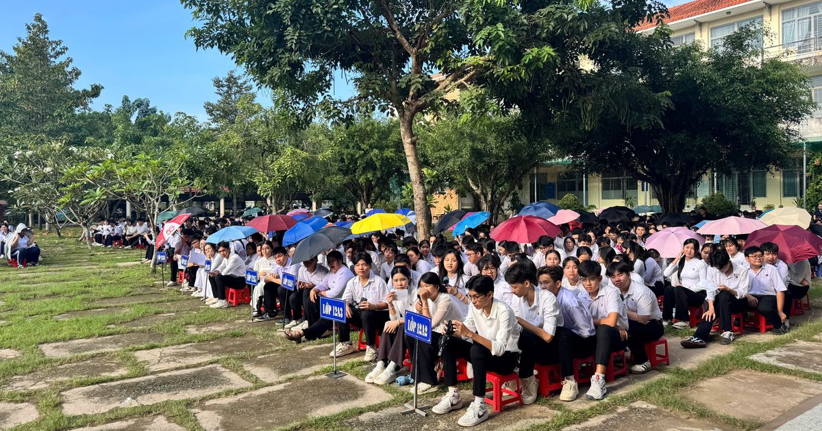 Học sinh Trường THPT Thủ Thừa ngồi dưới sân trường trong buổi hướng nghiệp cùng Gate Future