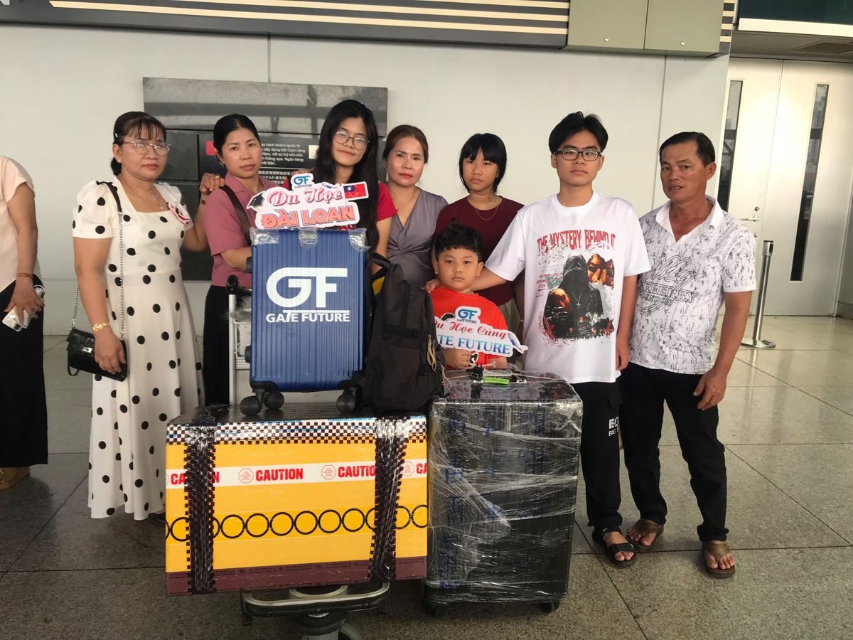 Phan Thúy Duy cùng gia đình tại sân bay trước khi sang Đại học Kỹ thuật Hoằng Quang