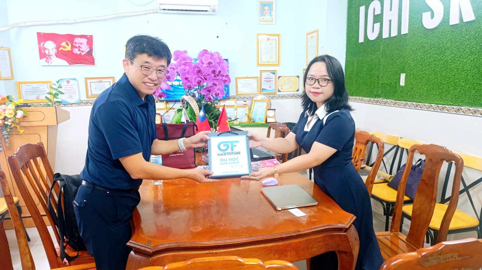 TS. Yeh – Đại học Đạm Giang nhận quà lưu niệm Gate Future